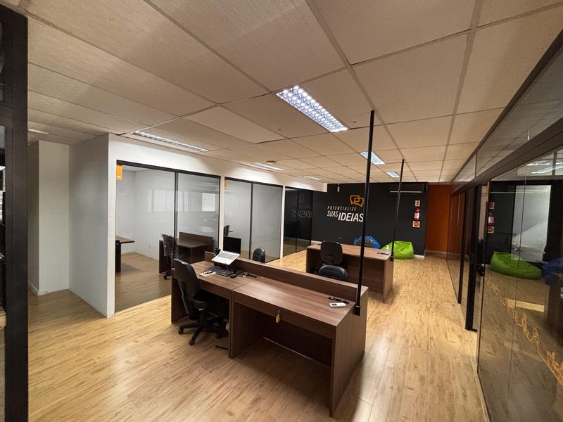 Espaço interno com mural Suas Ideias