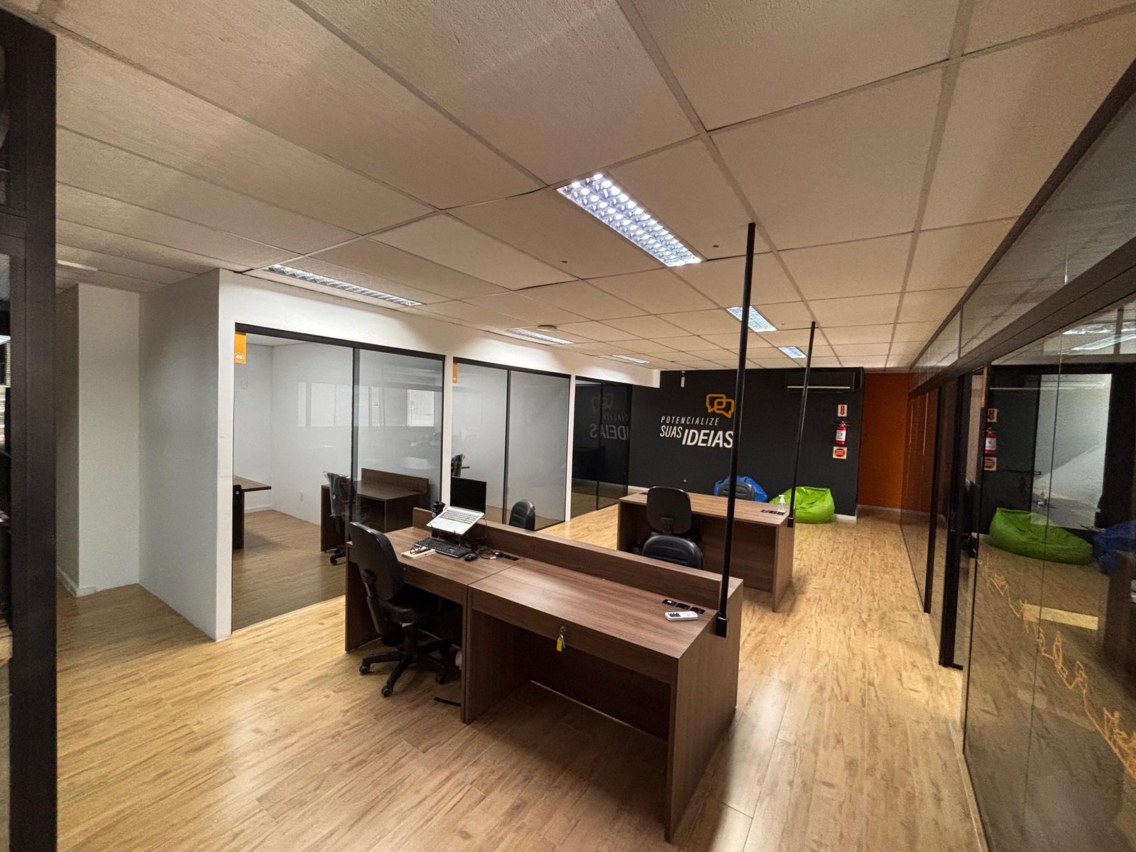 Sala privativa com mural Potencialize suas ideias ao fundo