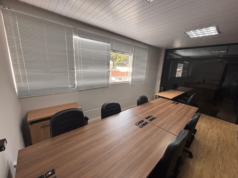 Sala de reunião com mesa longa