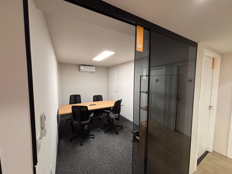 Sala com porta de vidro